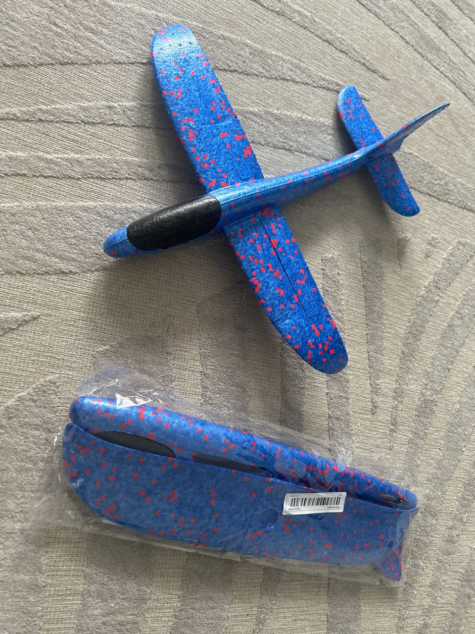 Lasten lennätettävä sininen lentokone