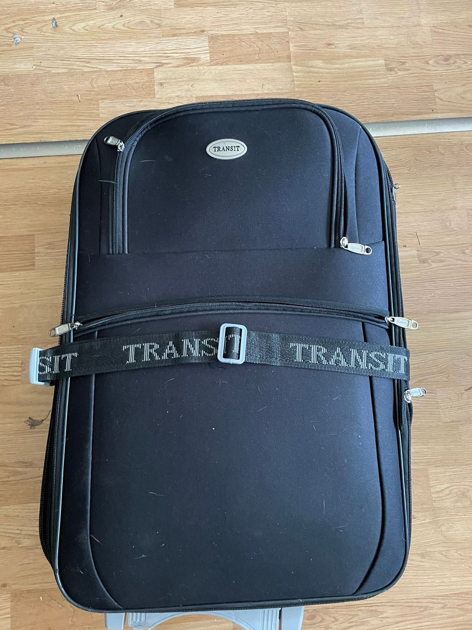 Musta matkalaukku