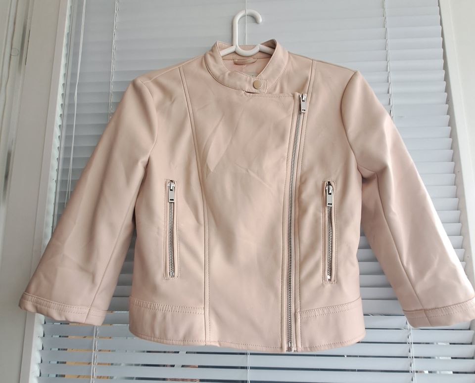 Keinonahkainen Zara Basic merkkinen vaalea takki