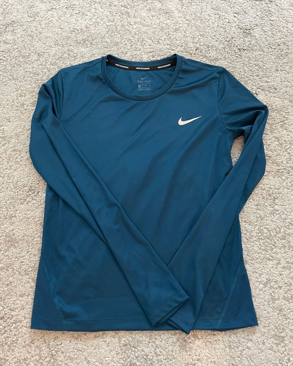 Nike DRI-fit, kosteutta siirtävä urheilupaita/treenipaita