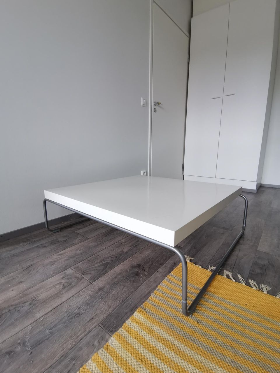 Sohvapöytä 90x90. IKEA