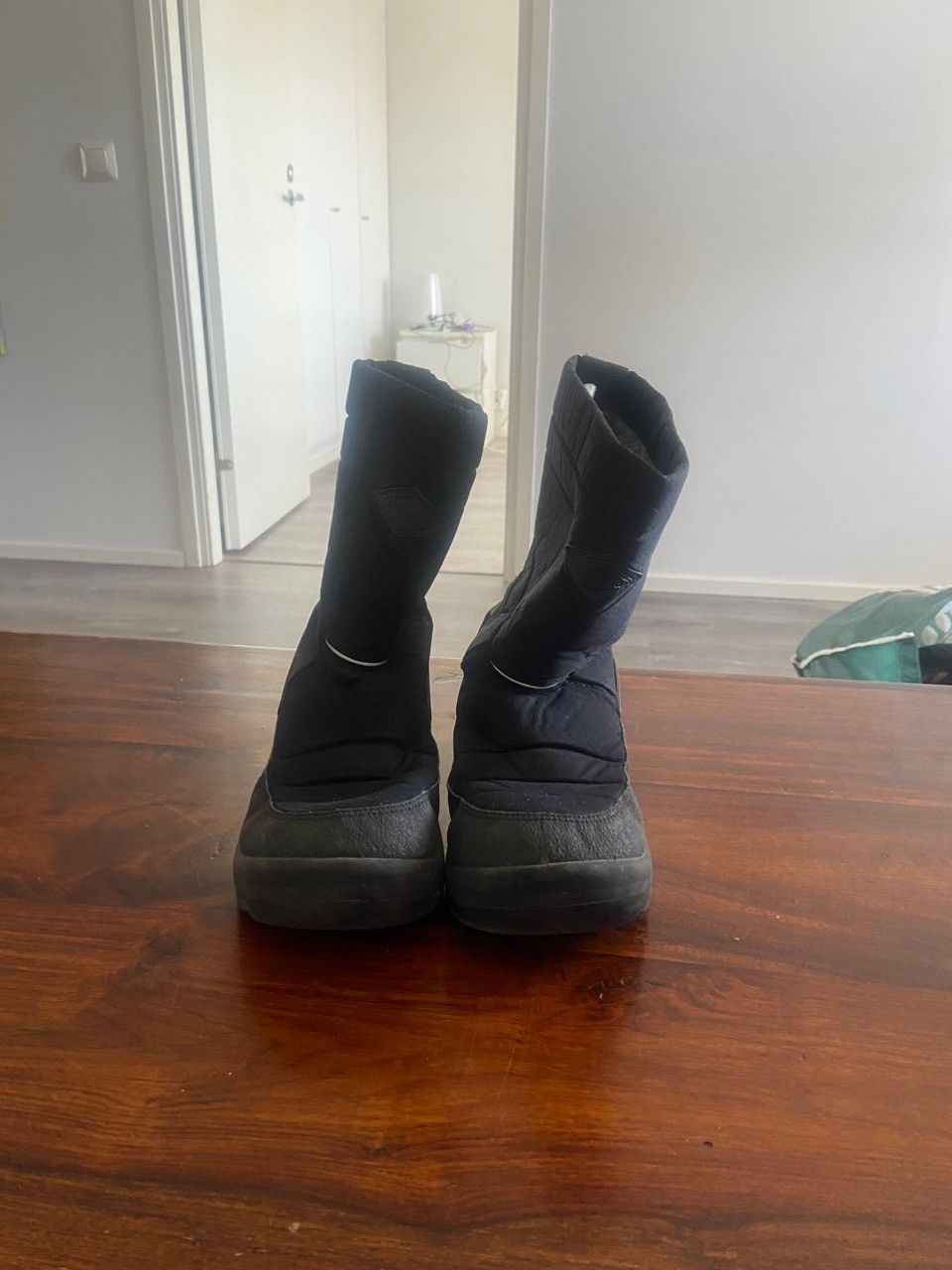 Mustat talven kengät