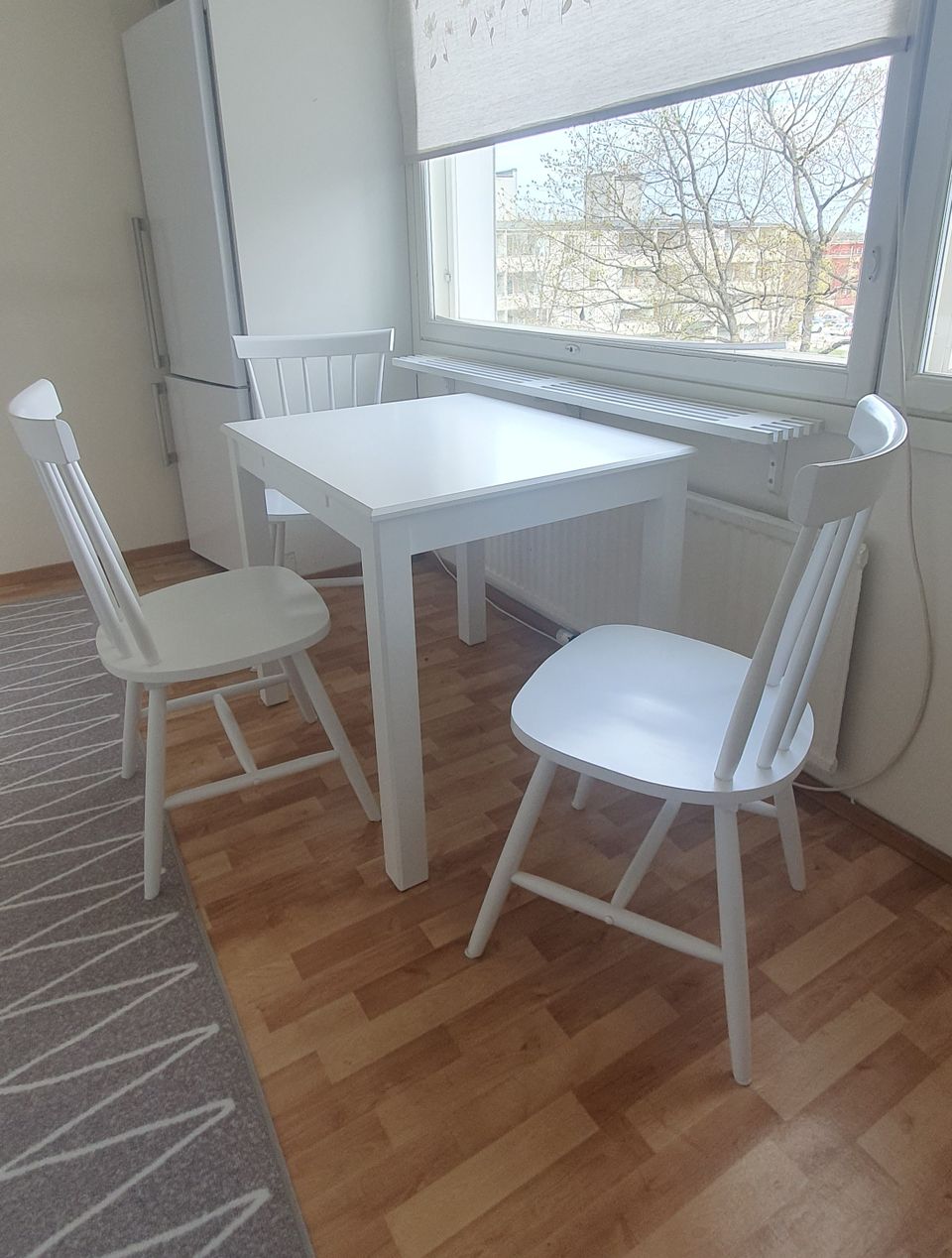 Pieni keittiönpöytä ja 3 kpl tuolia