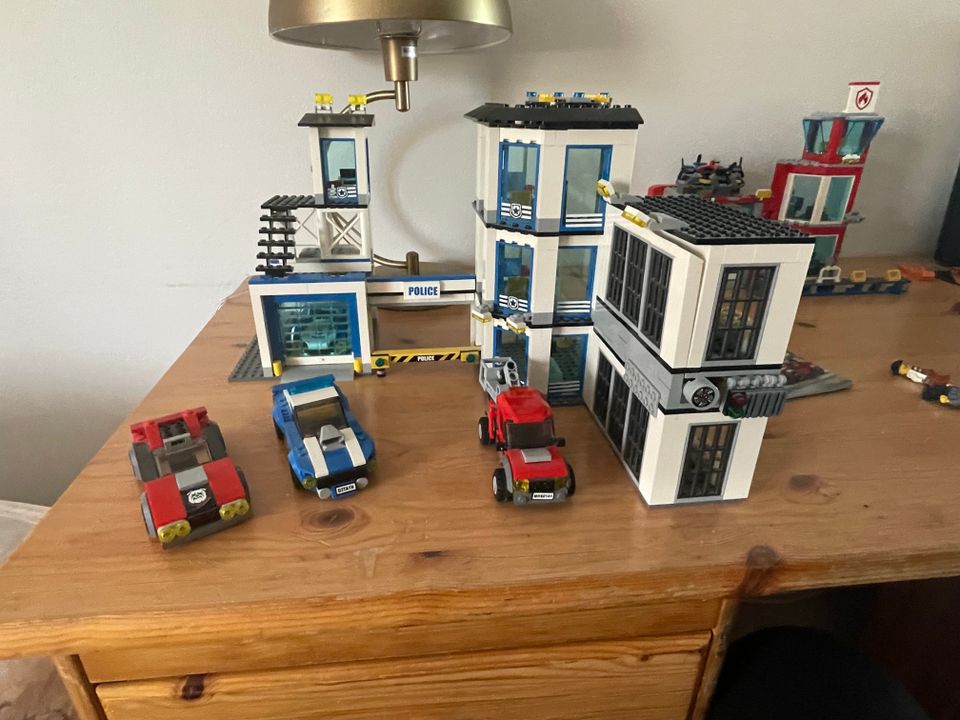 Lego City Poliisiasema ja autot 60141 & 60242
