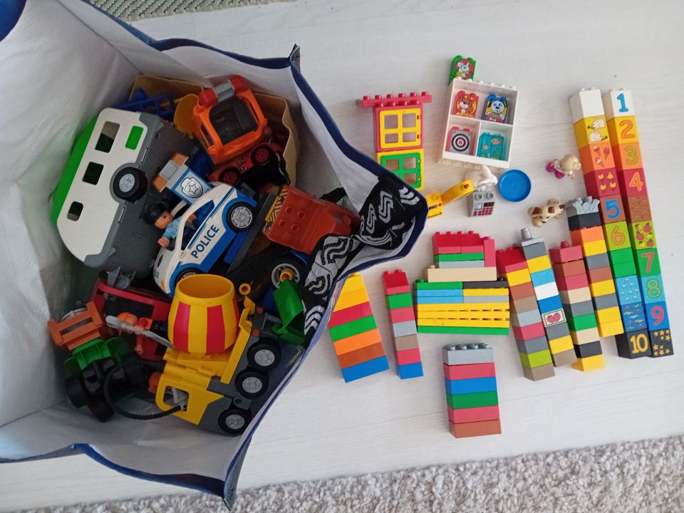 Duplo Lego rakennuspalikoita sekä autoja