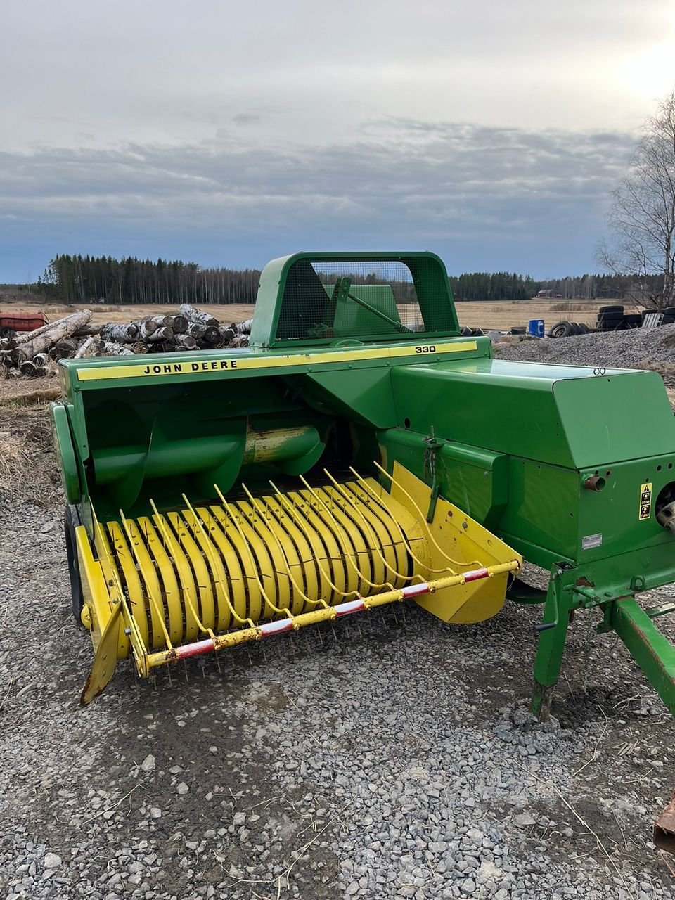 Paalain John Deere 330 paalain + Pomo 320 pöyhin