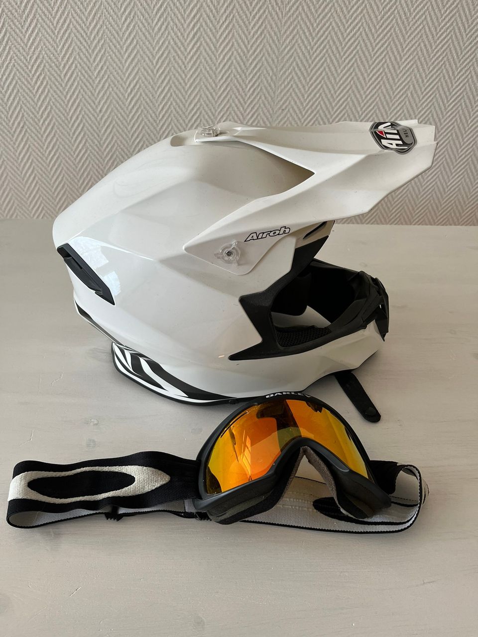 Airoh twist kypärä koko M + oakley lasit