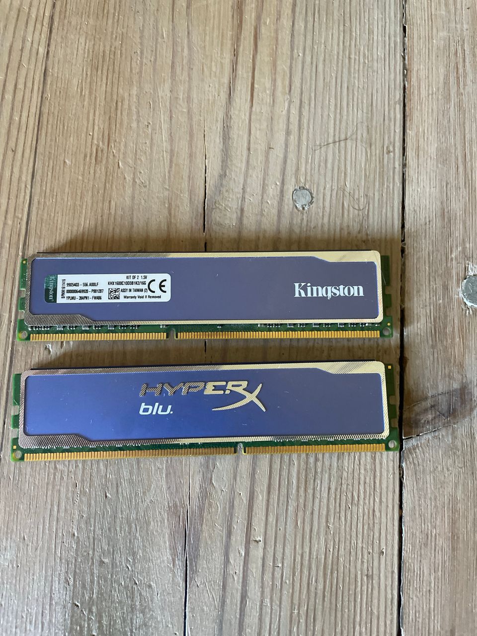 Kingston HyperX blu. Muisti 2/8gb yhteensä 16gb