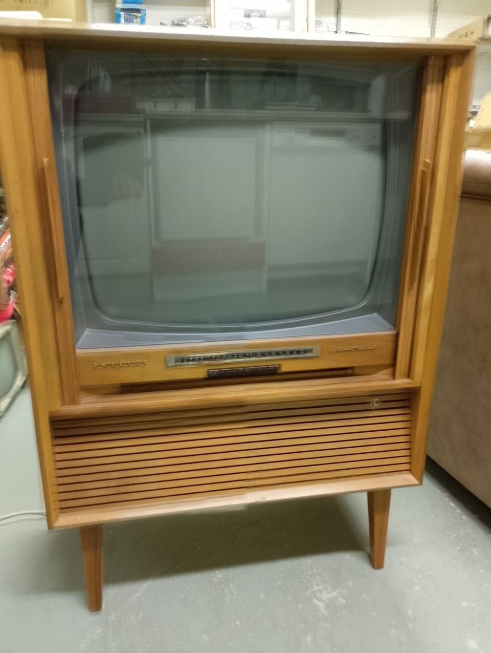 Vanha puukuorinen TV