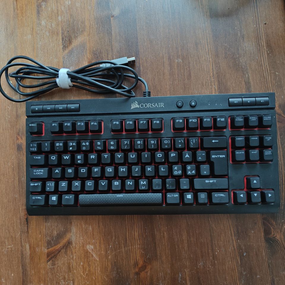 Corsair K63 compact pelinäppäimistö