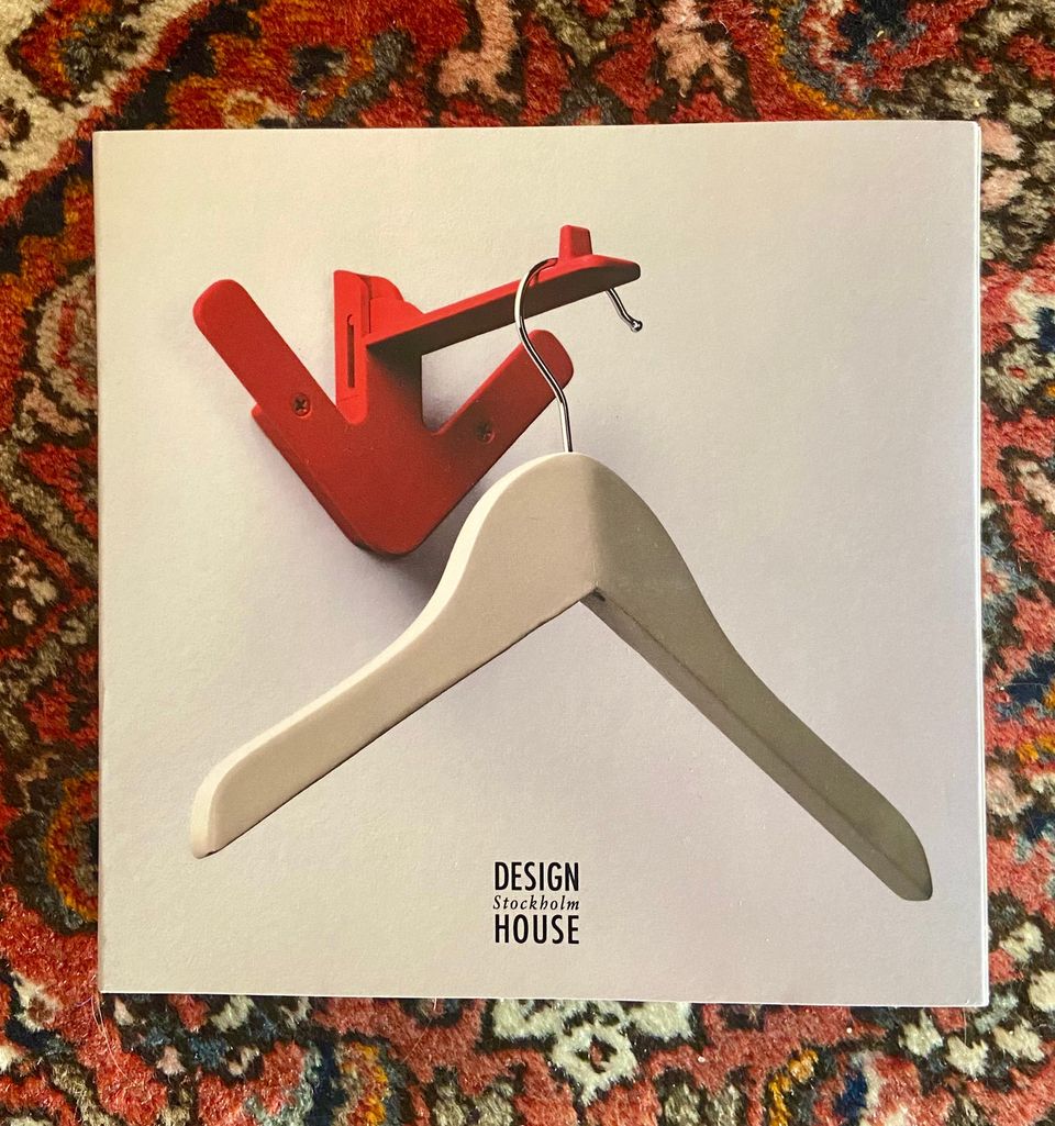 Arrow-naulakko, punainen by Design House Stockholm