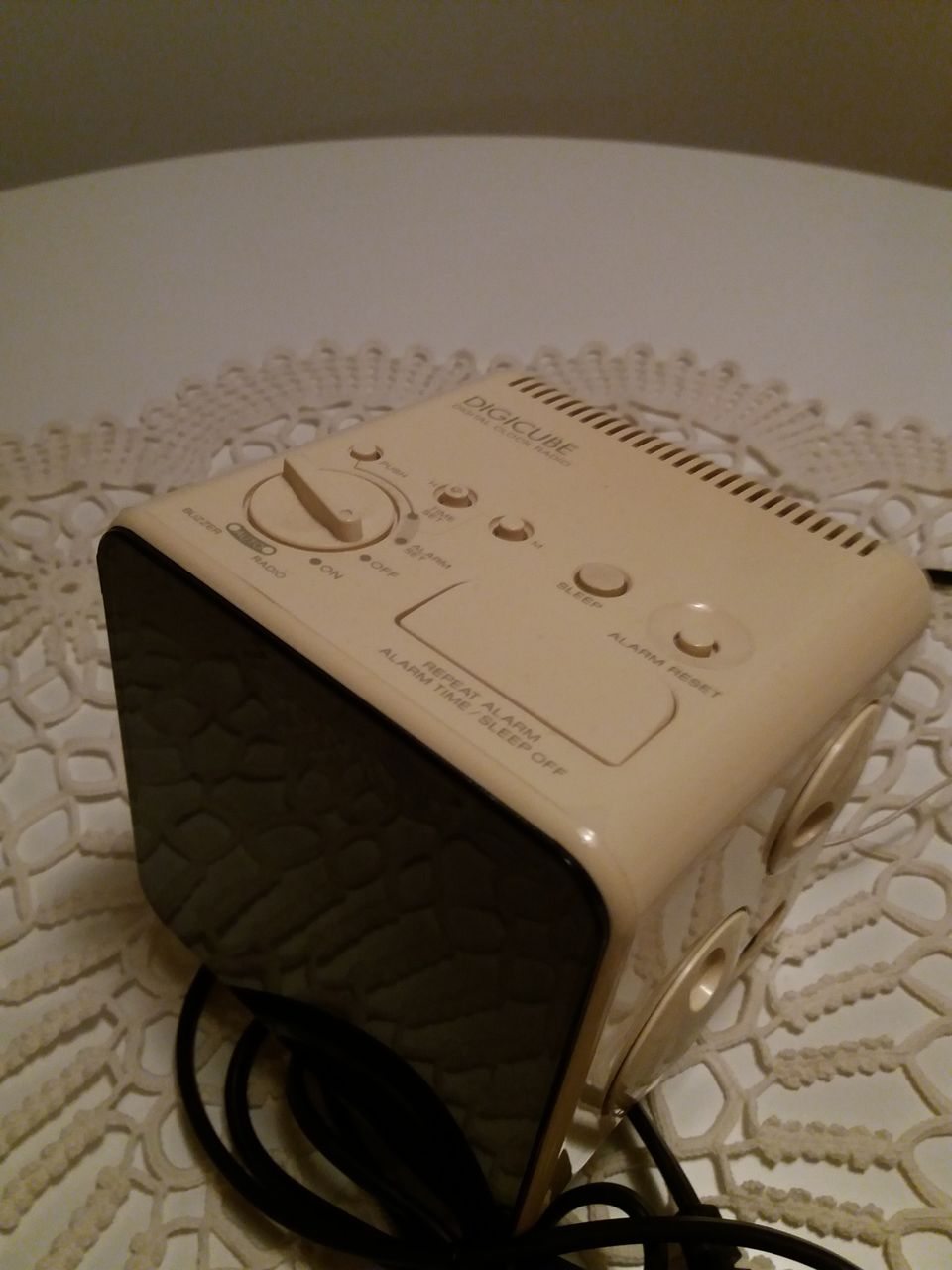 Sony Digicube digital kelloradio ICF - C10W v. 1985