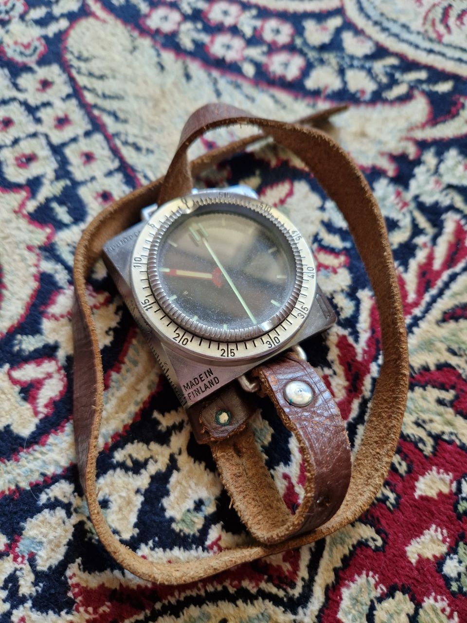 Vanha Suunto-kompassi nahkahihnalla