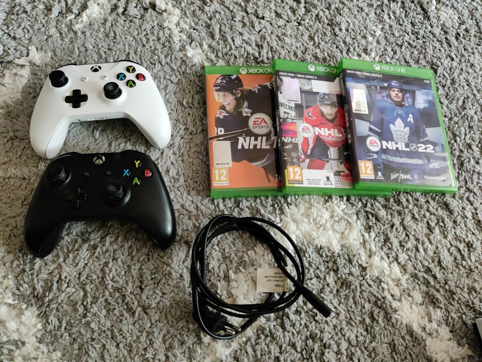 Xbox One S, HDD, 2 ohjainta, NHL22