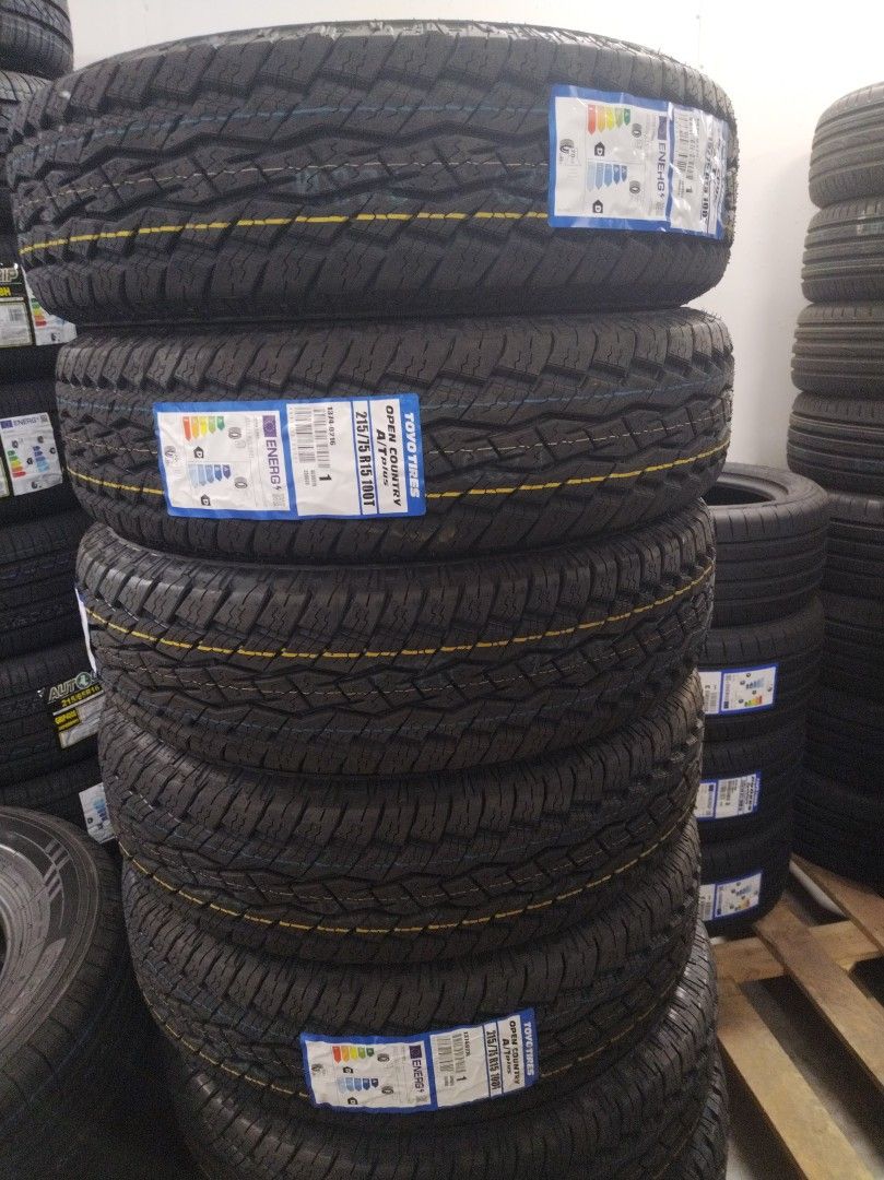 Uudet 215/75R15" Toyo A/T renkaat