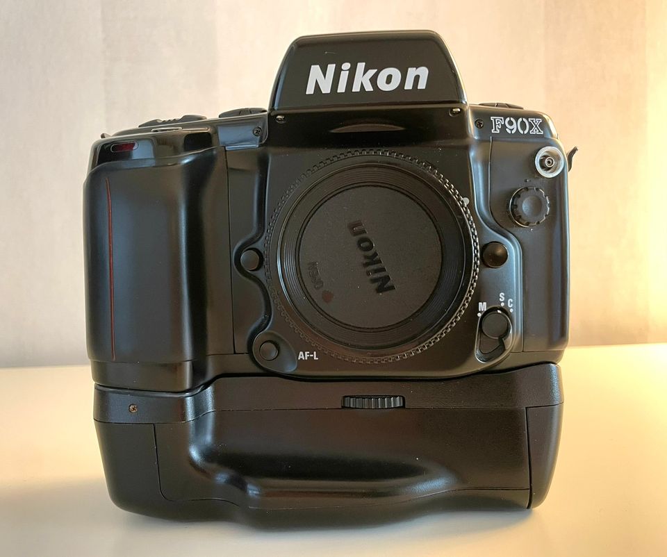 Nikon F 90 X filmikameran runko+ akkukahva+kaukolaukaisin.