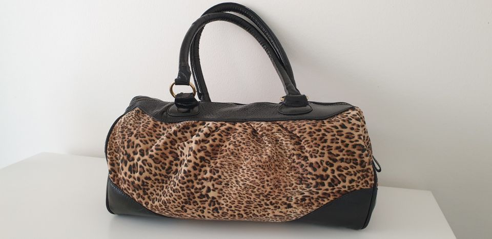 Leopardikuvioinen laukku