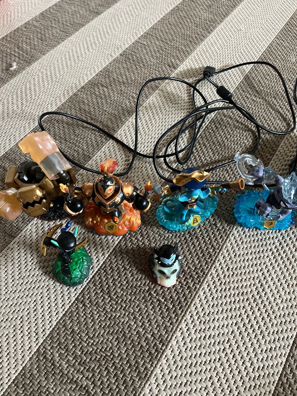 Skylanderseja ja kaksi alustaa