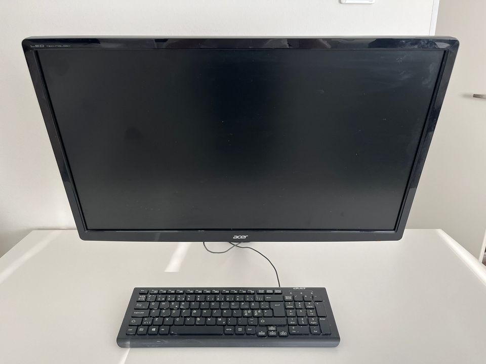 Acer X3-710 pöytäkone, näyttö sekä näppäimistö