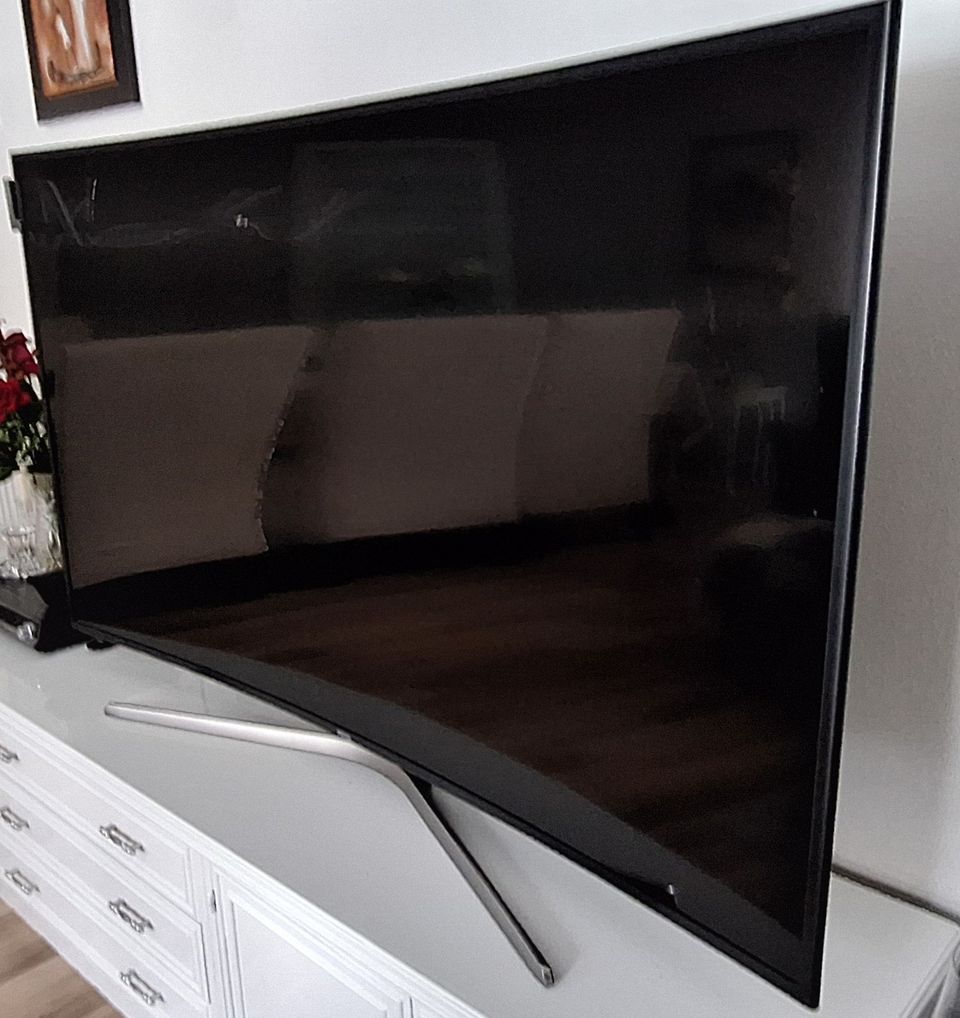 Smart TV 65", kaareva näyttö
