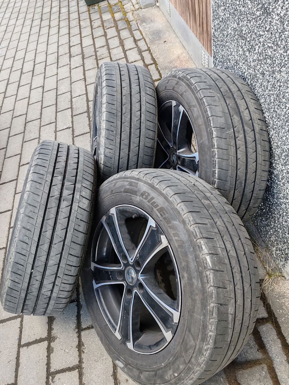 PAKETTIAUTON KESÄRENKAAT 235/60R17C