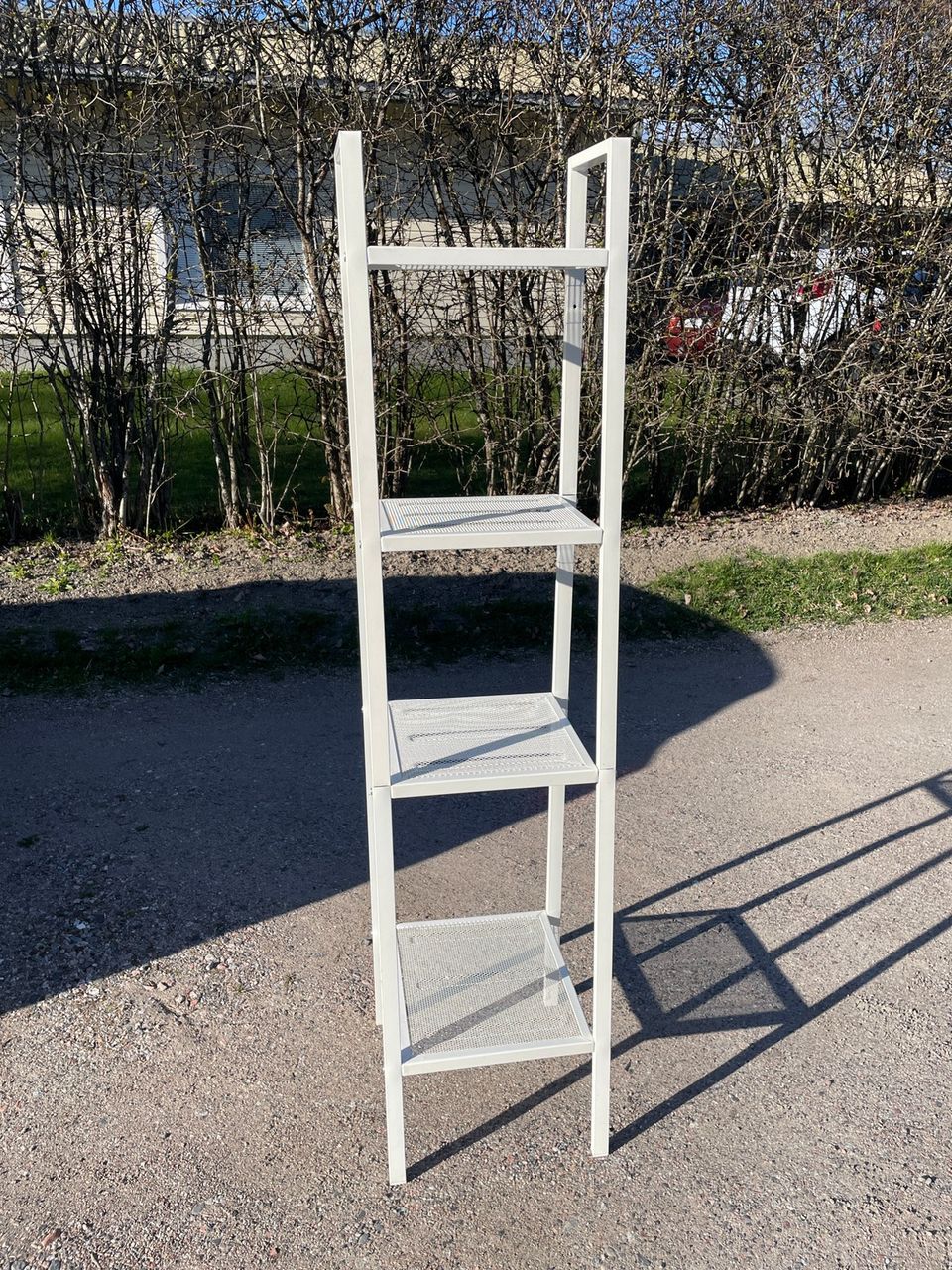 Valkoinen Ikean metallihyllykkö