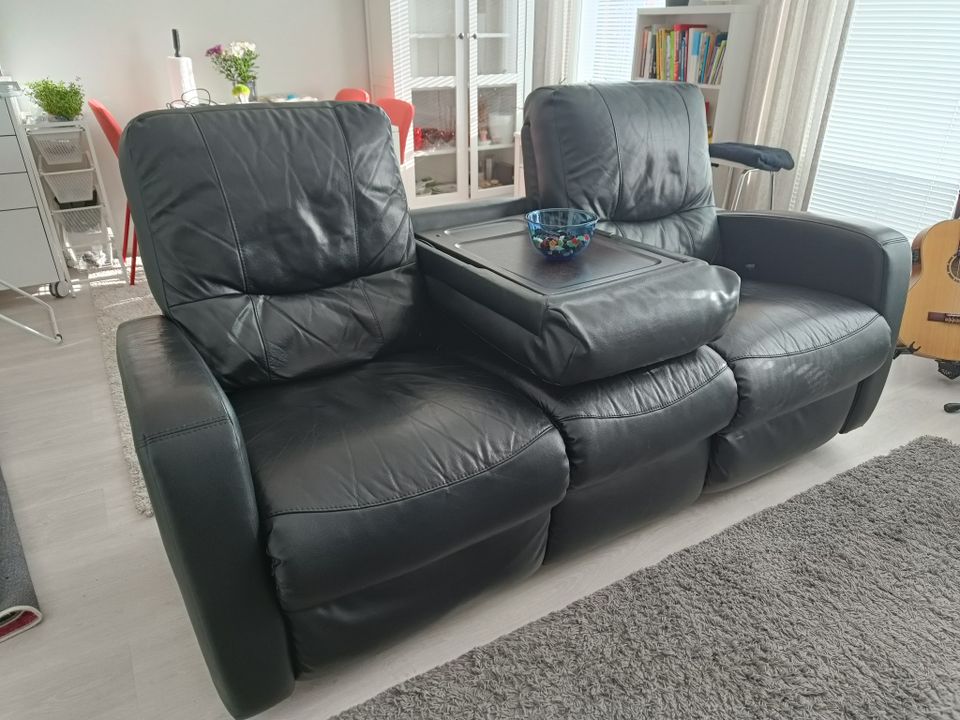 Keinonahkainen musta sohva