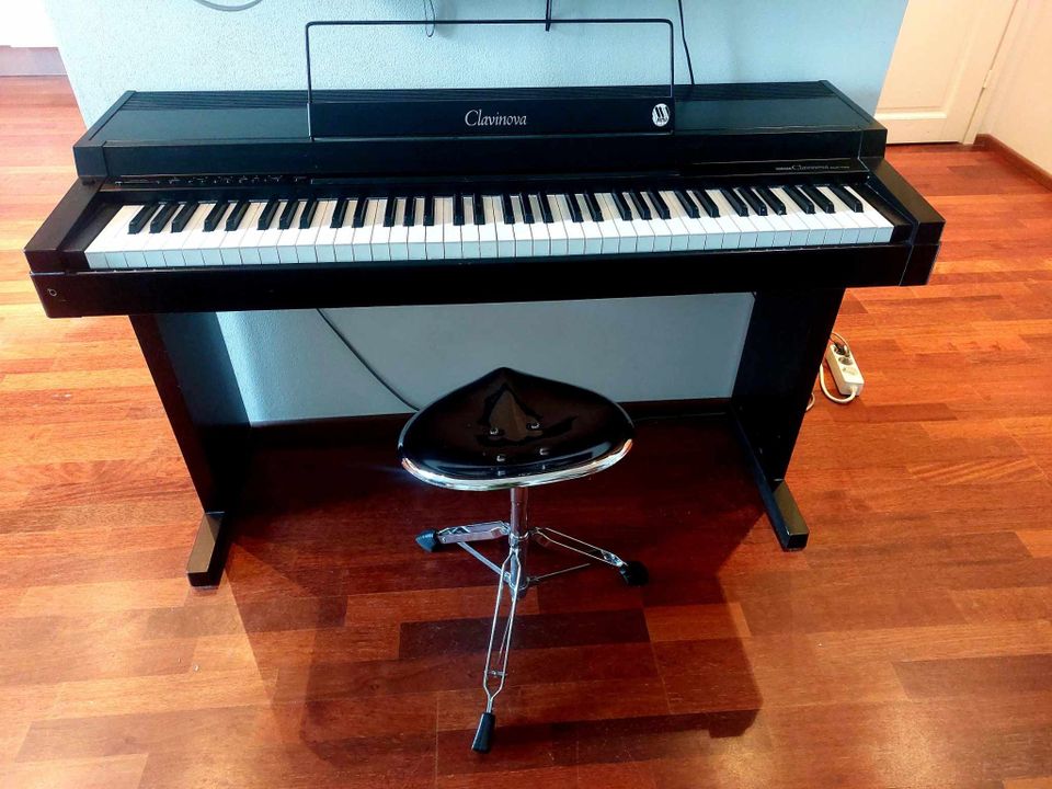 YAMAHA Clavinova CLP-100 sähköpiano, pedaali ja tuoli