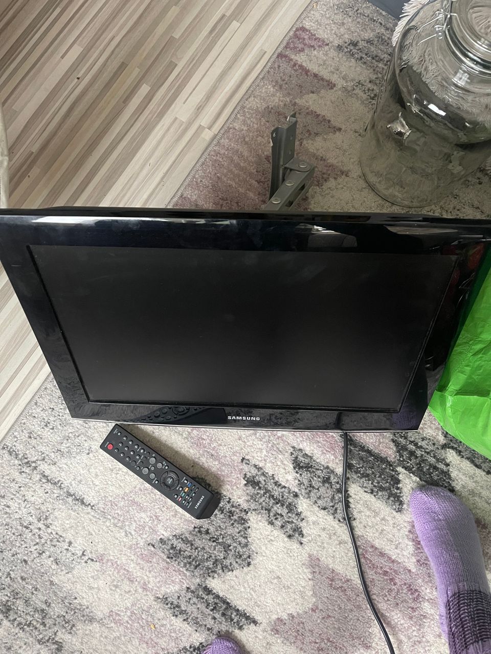 Samsung tv seinäkiinnikkeellä