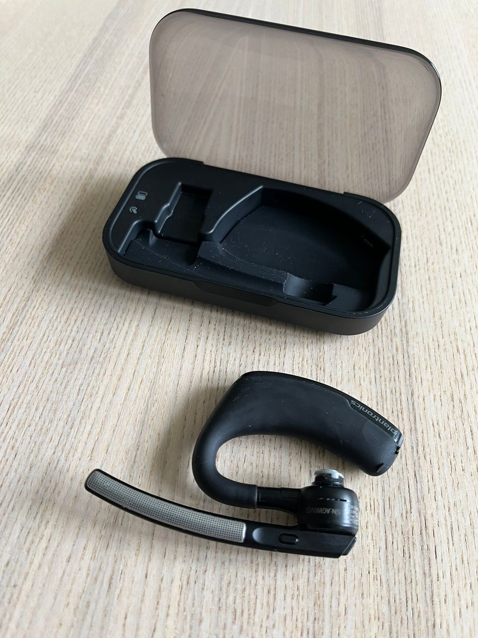 Plantronics Voyager Legend bluetooth kuuloke ja latauskotelo