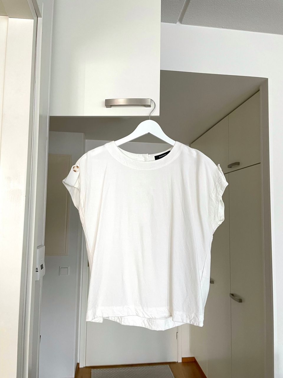 Valkoinen hieno t-paita