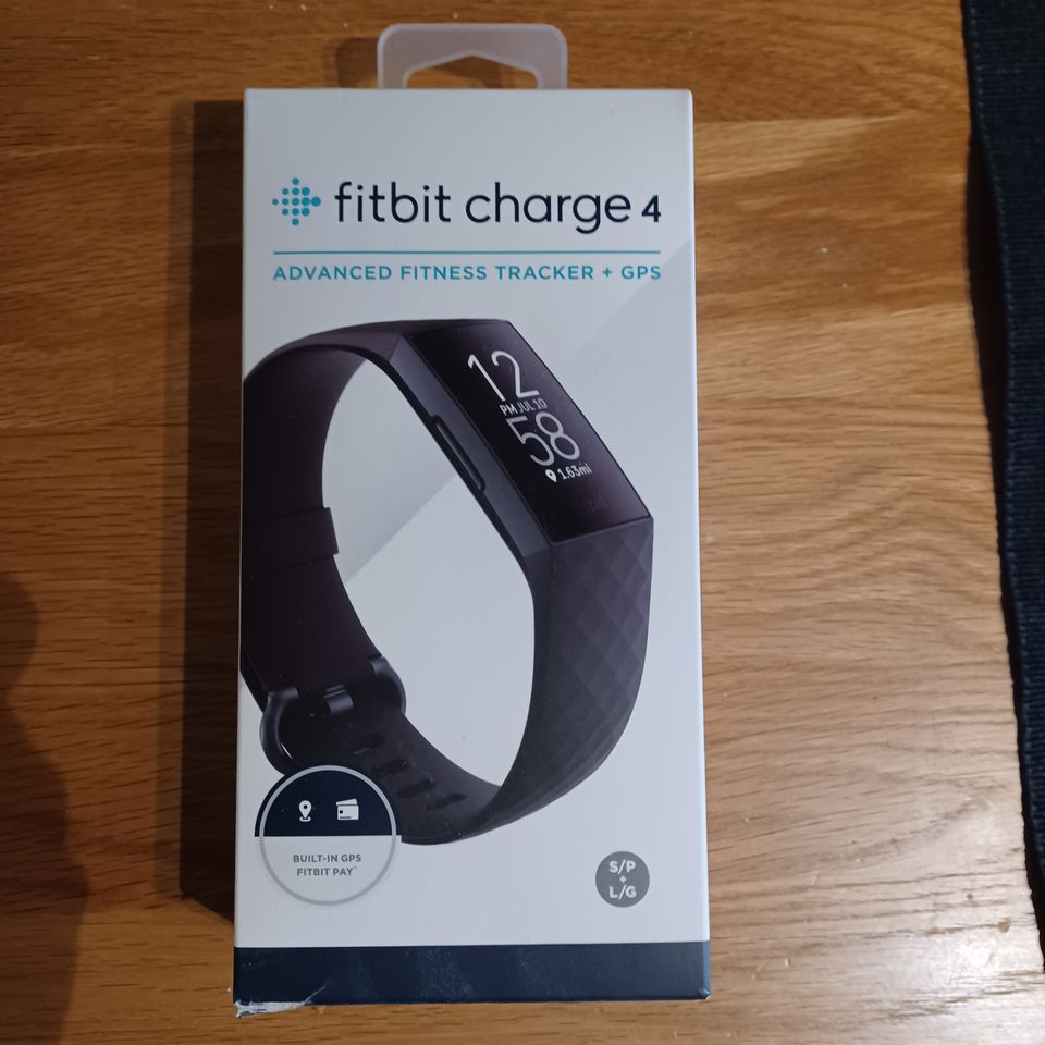 Fitbit charge 4 laturi + ranneke