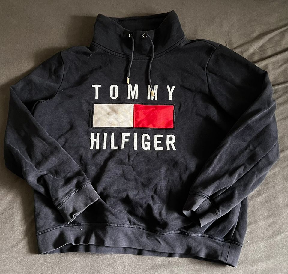 Tommy Hilfiger huppari koko S(160-170cm)