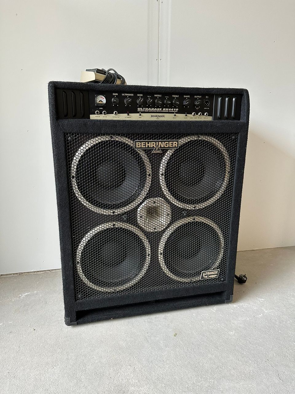 VARATTU: Behringer BX4410 -bassokombo/-vahvistin