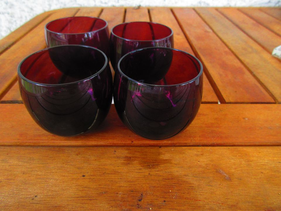 Nuutajärven neljä violettia lasia
