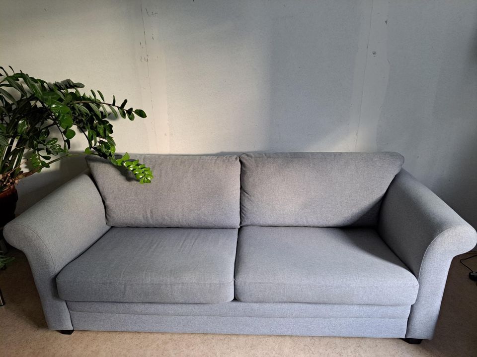 Vaalea siniharmaa sohva