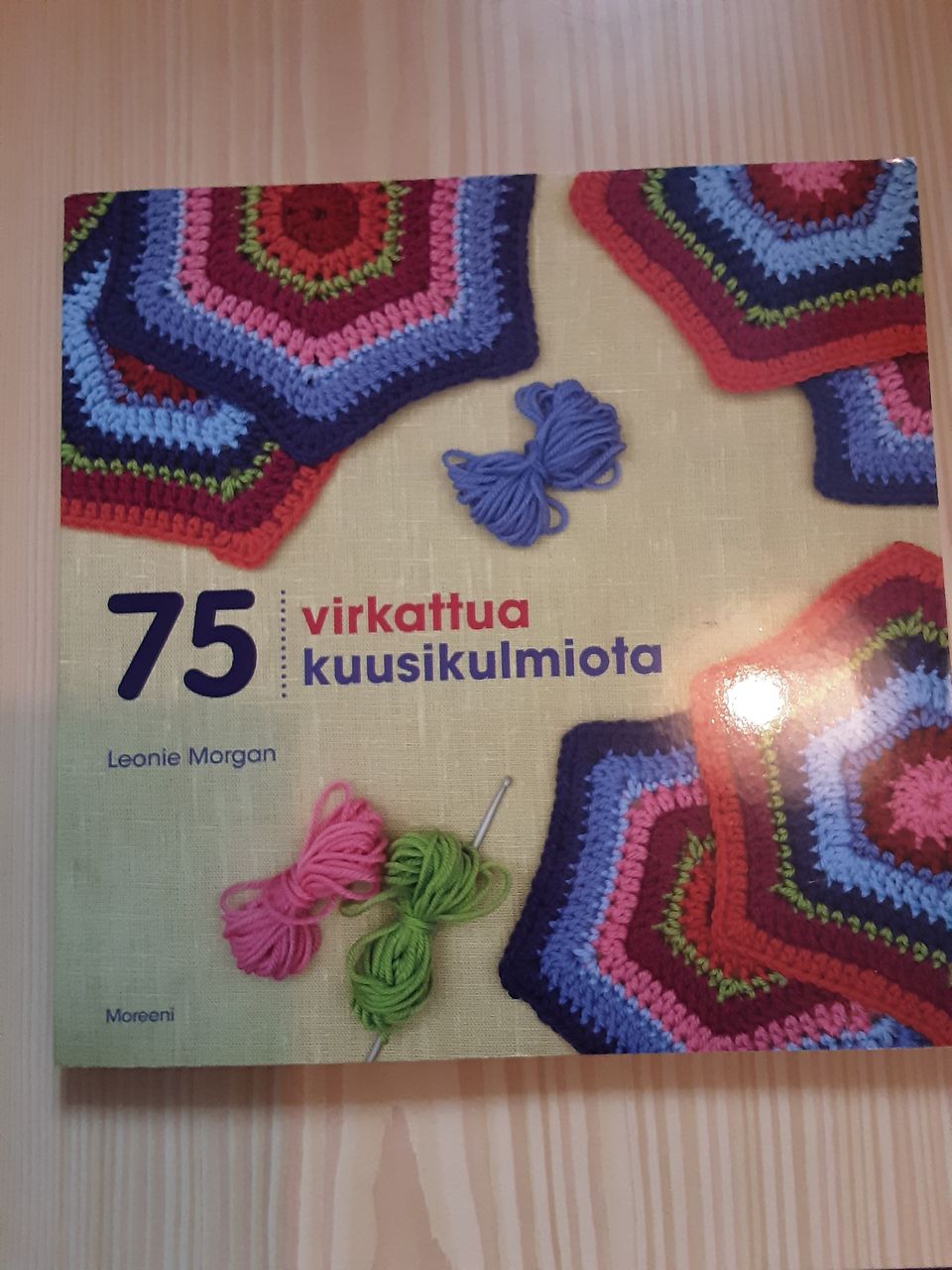 Käsityökirja; 75 virkattua kuusikulmiota