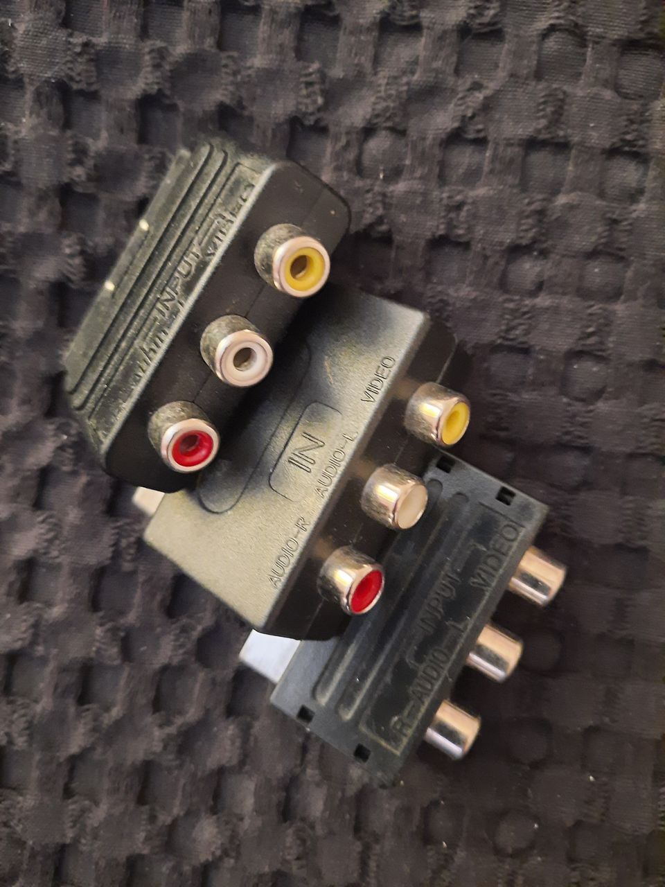 RCA-Scart adaptereita