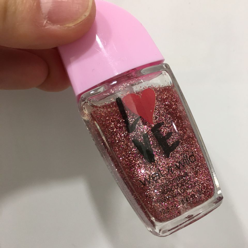 Pinkki glitterkynsilakka