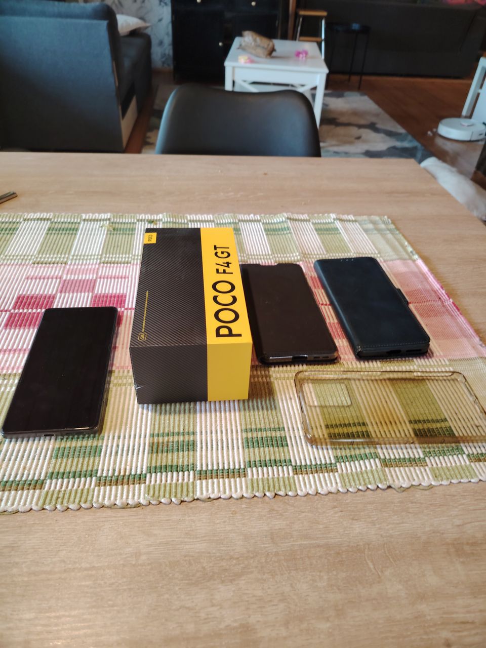 Xiaomi Poco F4 GT ja Amazfit T-rex 2