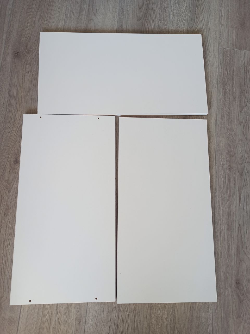 Kolme hyllylevyä (30,5x58,5 cm)