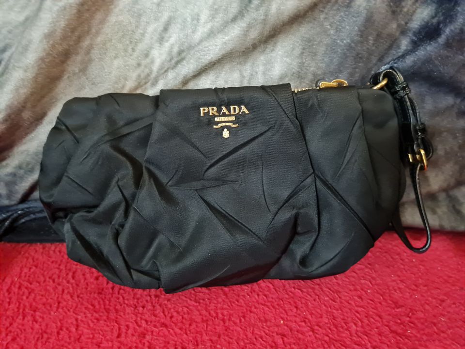 Prada Nylon laukku musta