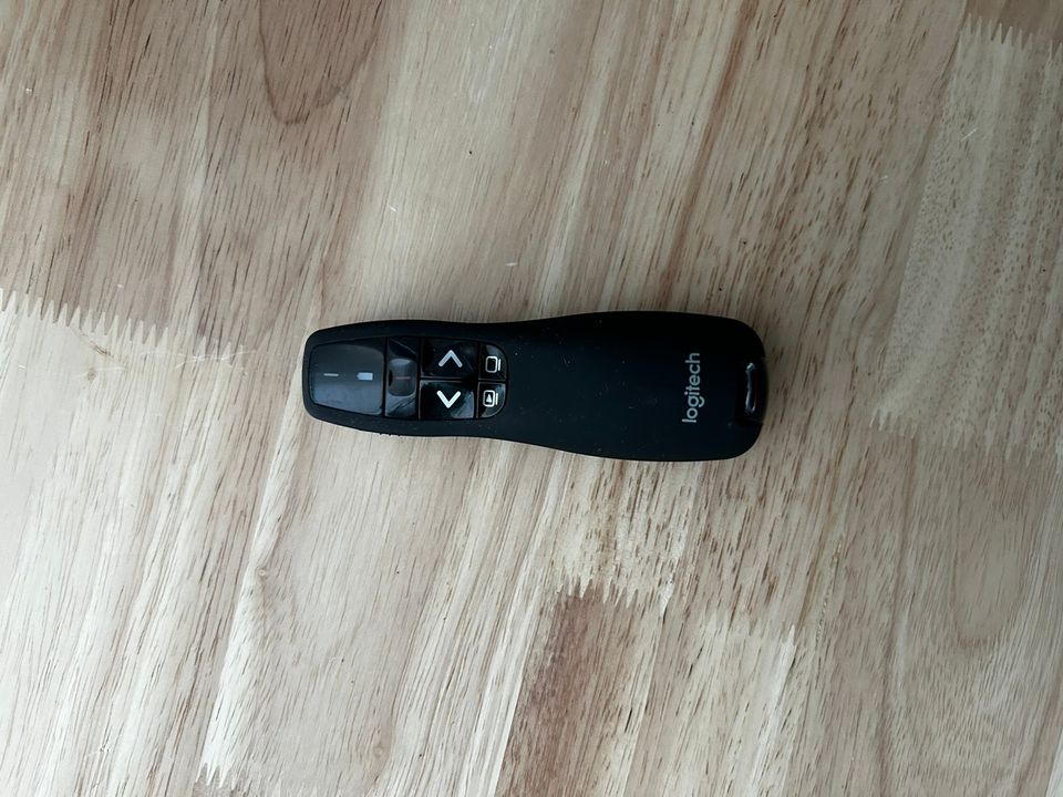 Logitech R400 esityskaukosääädin