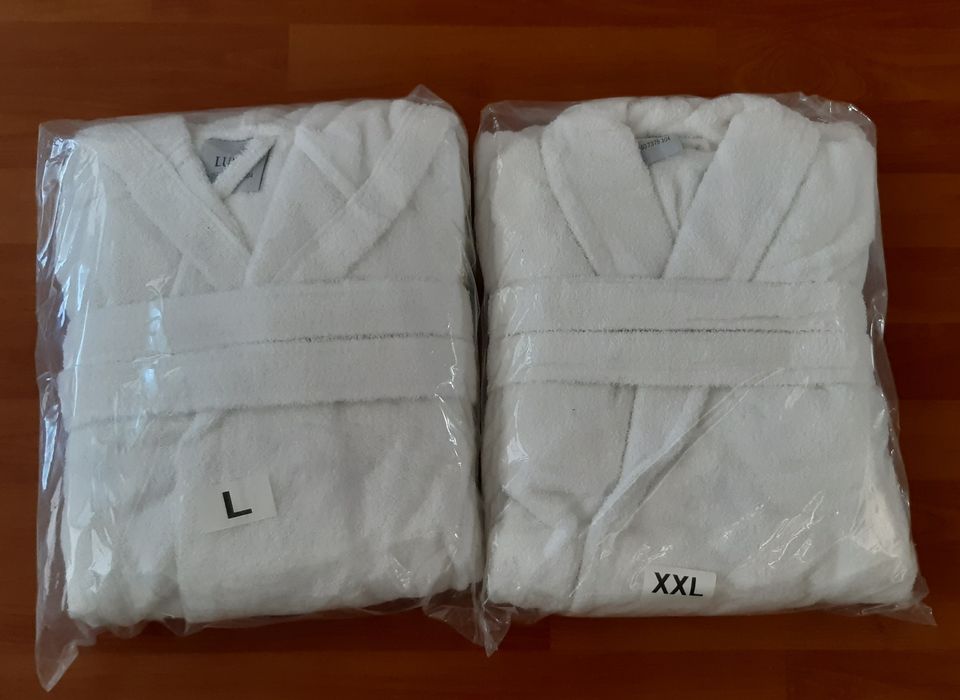 Uudet valkoiset kylpytakit, 2XL ja L koot
