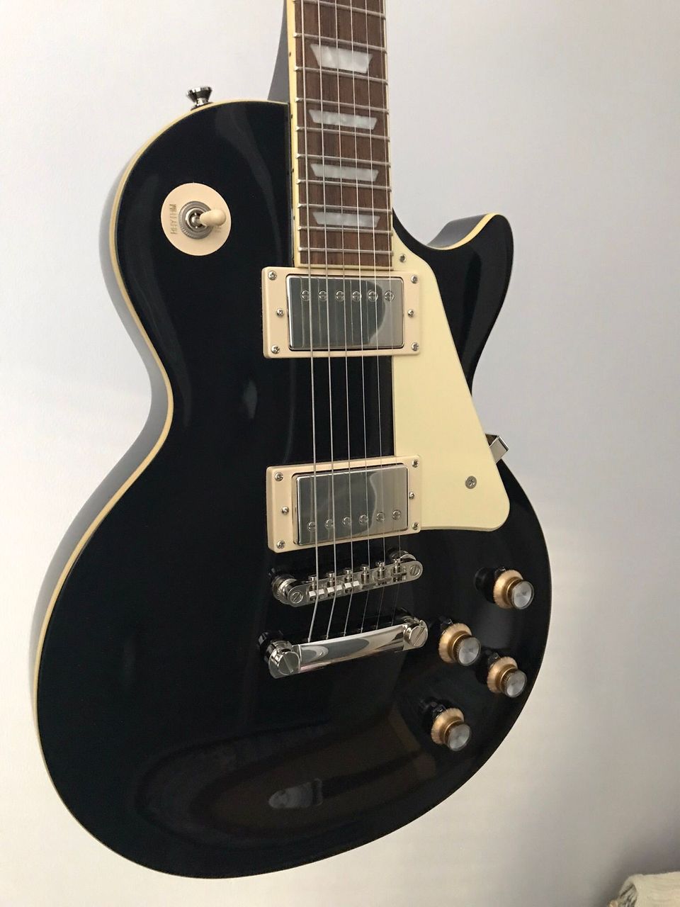 Musta Epiphone Les Paul -sähkökitara