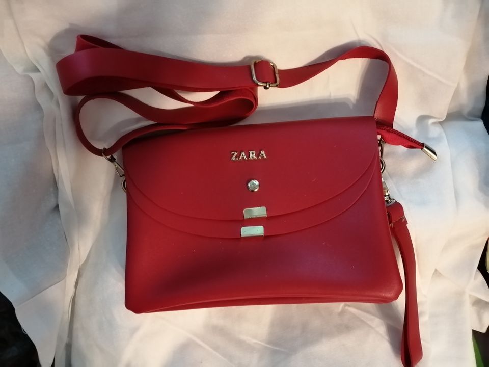 Punainen käsilaukku