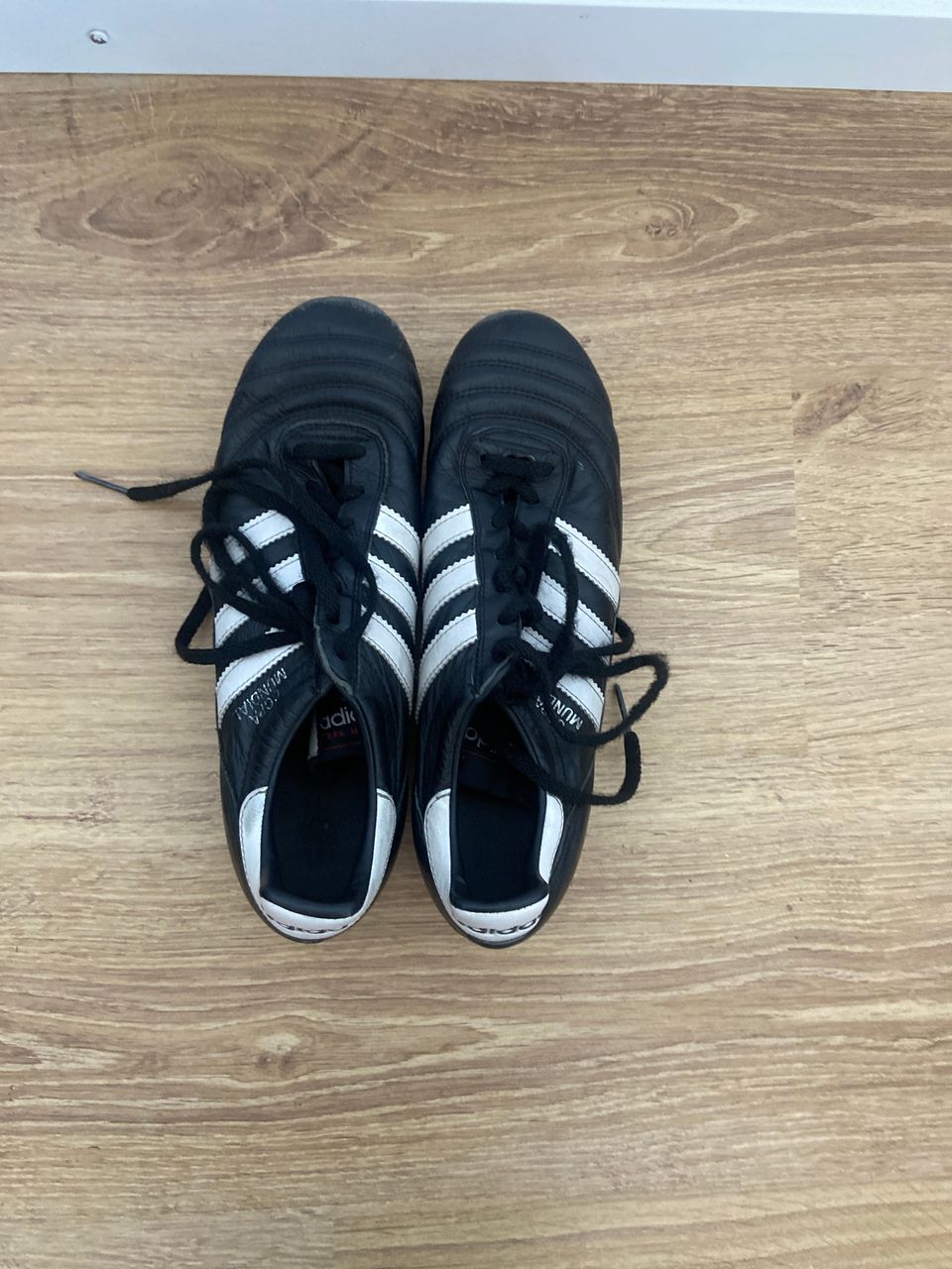 Mustat hienot Adidas kengät