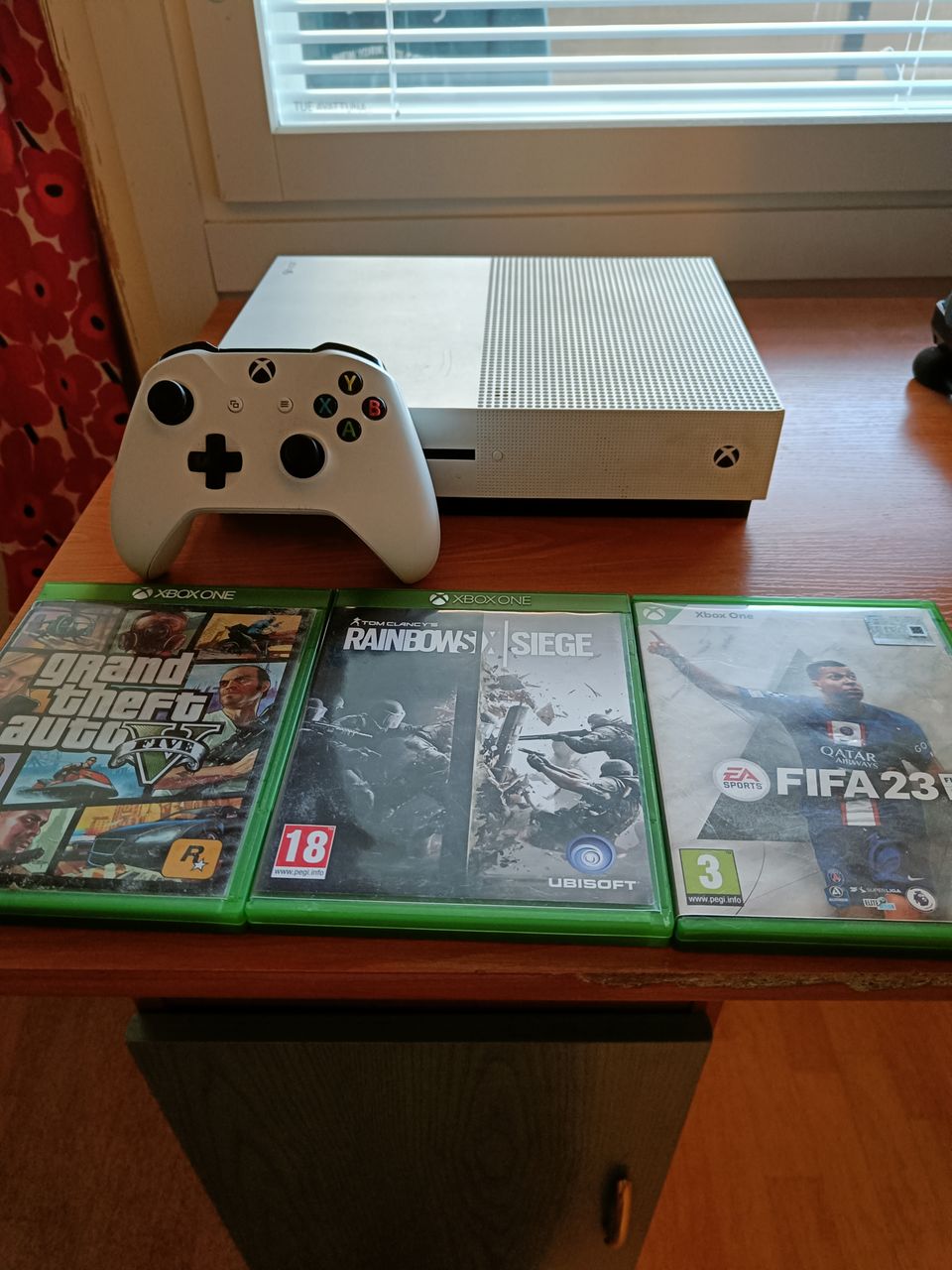 Xbox One S 500GB + 3 peliä