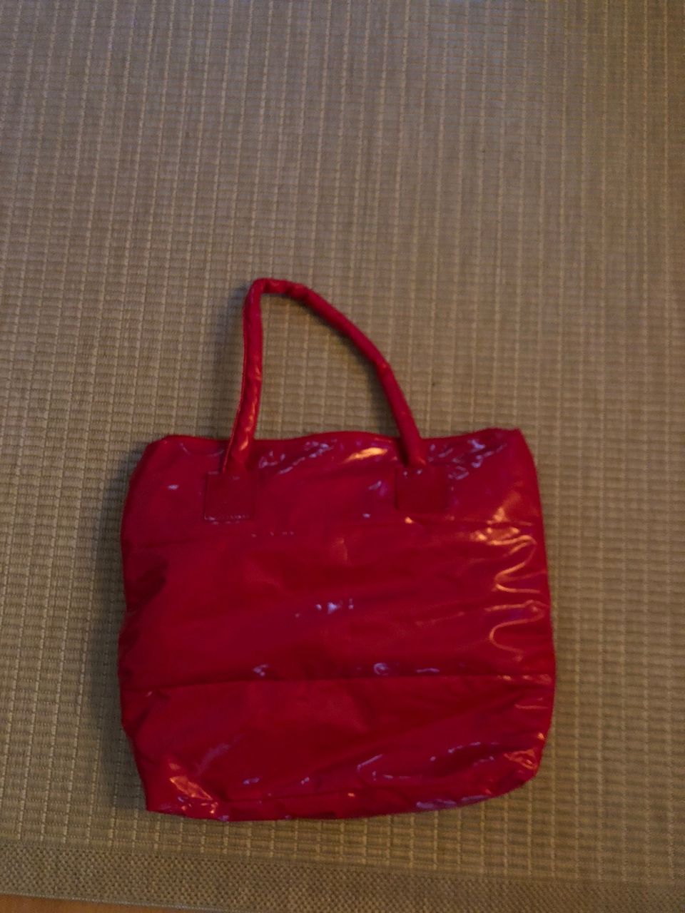 Punainen kiiltävä laukku