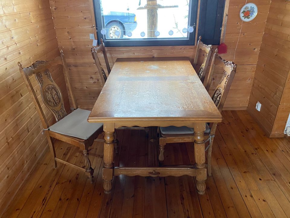 Myydään antiikkinen puupöytä ja siihen kuuluvat 6 tuolia.